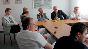 Obr. 2b – Prof. MUDr. Zdeněk Mařatka, DrSc., při návštěvě na II. chirurgické klinice v Olomouci v roce 2002 (v čele stolu vlevo s prof. Dudou a prim. Grygou)