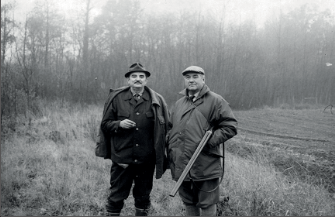 Obr. 5a – Prof. R. Belsey (vpravo) přednášel na Petřivalského dni v roce 1973 a zúčastnil se pak lovu na bažanty v Litovli (na snímku spolu s rektorem UP prof. MUDr. F. Gazárkem)