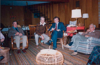 Obr. 5b – Setkání během studijního pobytu v roce 1985 v Chicagu, zleva: prof. R. Belsey, prof. D. Skinner, doc. M. Duda a nositel Nobelovy ceny z roku 1966 za objev hormonální dependence karcinomu prostaty urolog Ch. B. Huggin
