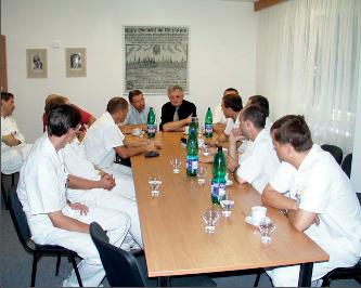 Obr. 9 – Návštěva prezidenta Evropské endoskopické společnosti prof. Wayanda v roce 2002 na II. chirurgické klinice v Olomouci (v čele stolu vlevo s prof. Dudou)