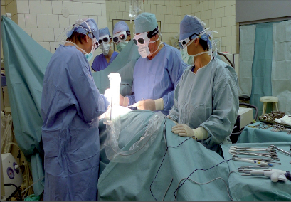 Obr. 25b – Práce na operačním sále