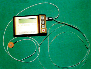 Obr. 14a – Přenosný kazetový přístroj pro 24hodinovou pH-metrii s měřicí sondou pro zavedení do jícnu (vpravo) a s referenční elektrodou k nalepení na kůži (vlevo) 