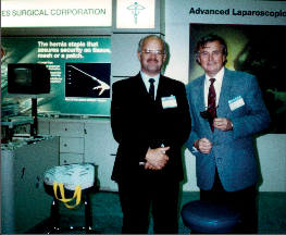 Obr. 17 – J. P. Angelchik (vlevo) s autorem knihy na kongresu v Chicagu (1989), kde propagoval svou chirurgickou metodu