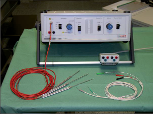 Obr. 5 – Přístroj k peroperačnímu monitorování průběhu vratného nervu s elektrodami