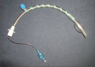 Obr. 8a – Stah hlasivky, může být registrován místo transligamentózně zavedenou punkční elektrodou samolepící páskou, která je přilepena na intubační kanylu