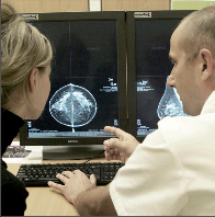 Obr. 3d – Hodnocení mamografického obrazu na monitoru
